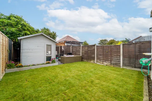 Feltham Hill Road, Ashford, photo 2