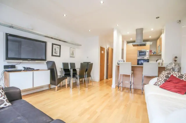 Commercial Road, E14, photo 1