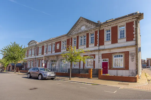 Burmester Road, London, SW17, photo 1