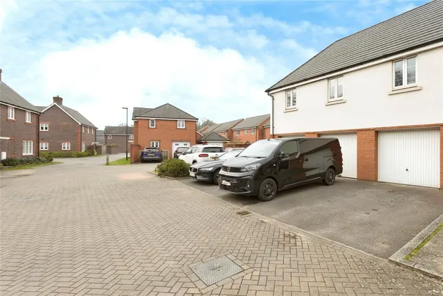 Riverside Walk, Crawley, RH10, photo 2