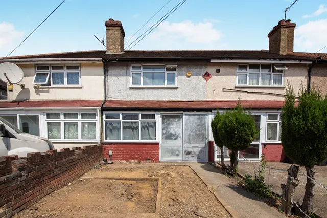 Leyburn Road, London, photo 1