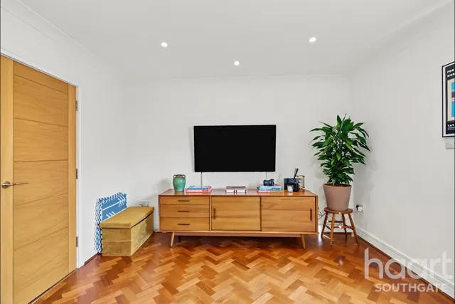 Village Road, Enfield, EN1, photo 1