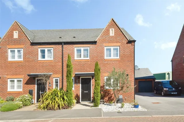 Lally Drive, Upper Heyford, Bicester, Oxfordshire, OX25 — photo 1