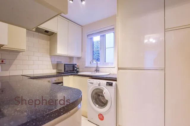 High Road, Broxbourne, EN10, photo 2