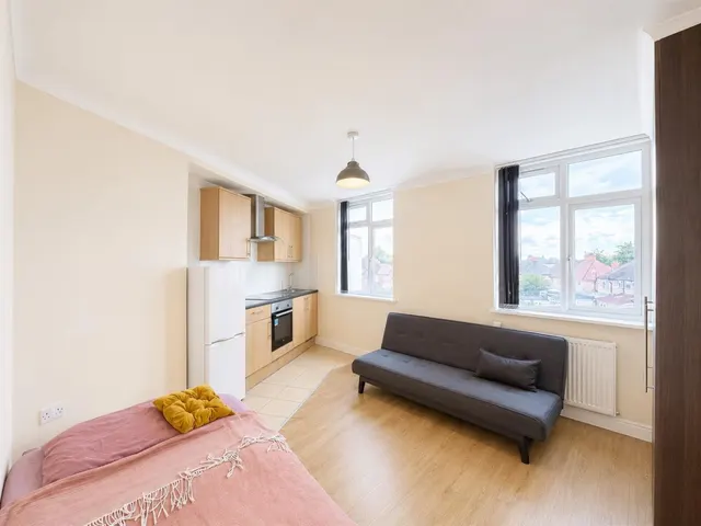 Apartment To LetHeston Road, Heston, TW5, photo 1