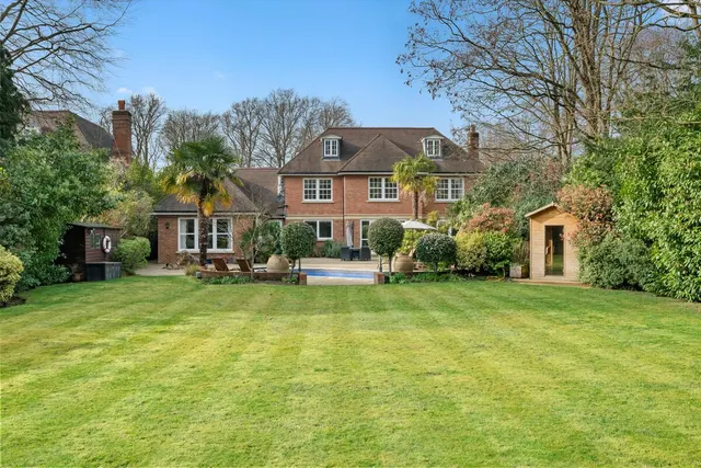 The Barton, Cobham, KT11, photo 2