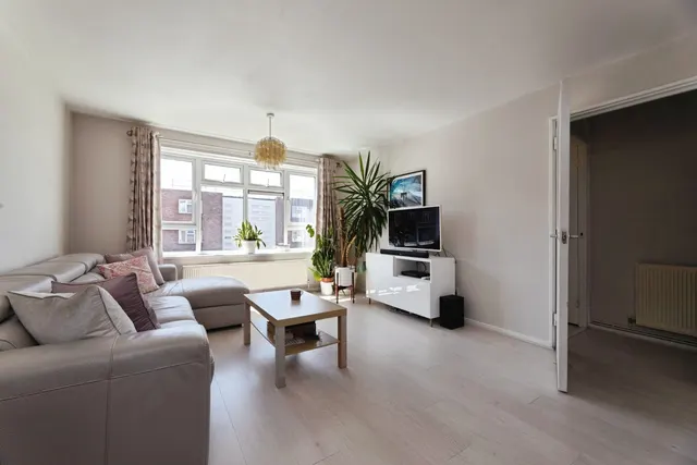 Photo 2 — Radbourne Crescent, Walthamstow, E17