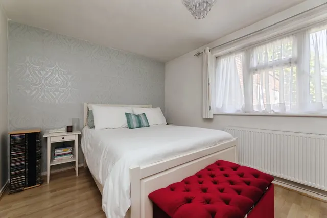 Photo 3 — Radbourne Crescent, Walthamstow, E17