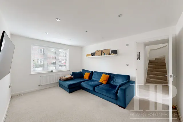 Cornwell Avenue, Crawley, RH10, photo 2