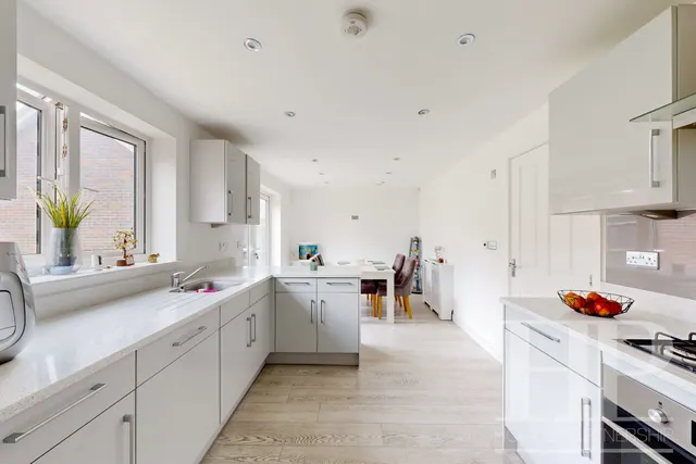 Cornwell Avenue, Crawley, RH10, photo 3