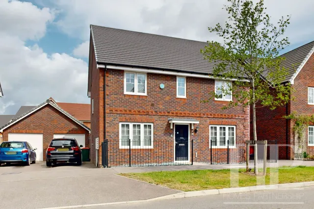 Cornwell Avenue, Crawley, RH10, photo 1