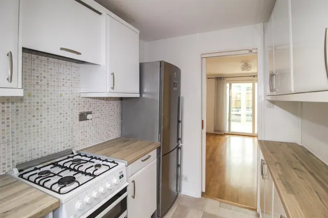Swallowtail Road, Horsham, RH12, photo 2