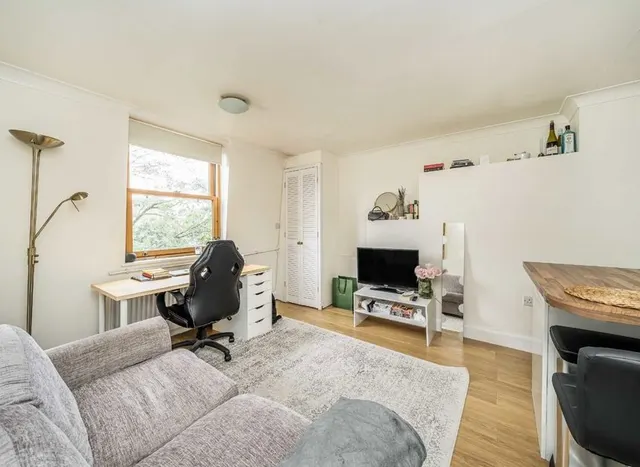 Earls Court Road, Kensington, W8, photo 1