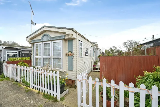 Sunset Drive, Havering-Atte-Bower, Romford, RM4, photo 1