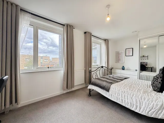 Medawar Drive, NW7, photo 3