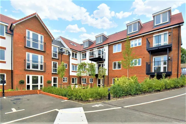 Photo 3 — Birchwood Park Avenue, BR8