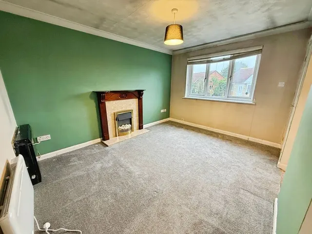 Photo 2 — Elsham Crescent, Lincoln, Lincolnshire, LN6