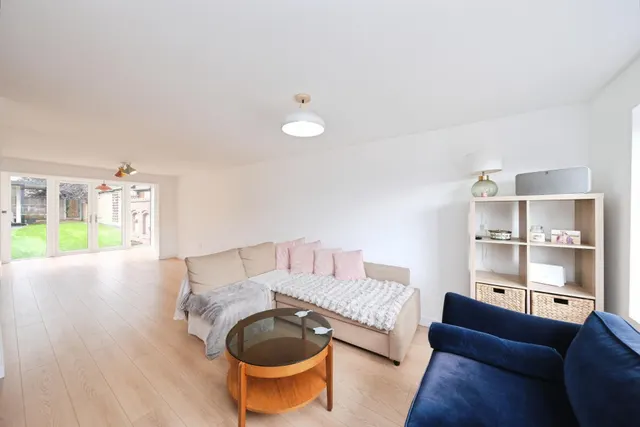 Vaughan Avenue, Nottingham, NG15, photo 3