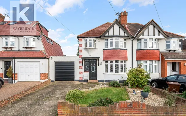 Walsingham Gardens, Epsom, KT19, photo 1