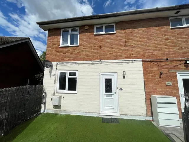 The Parade, Bourne End SL8 5SB, photo 1