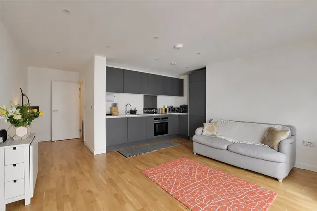 Photo 3 — 14 Hawthorne Crescent, Greenwich, London, SE10
