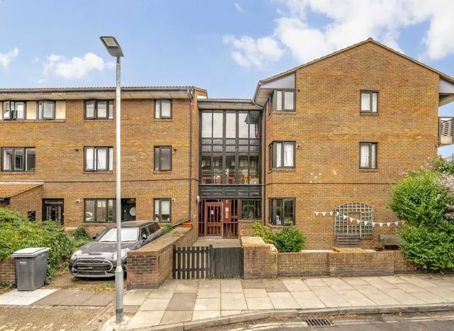 2 bedroom flat — Brassey Road, West Hampstead, NW6