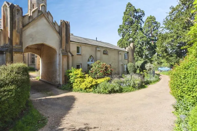 3 bedroom house — Hadlow Castle, Hadlow