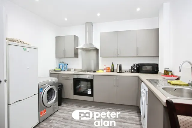 Commercial Street, Blackwood, NP12, photo 3
