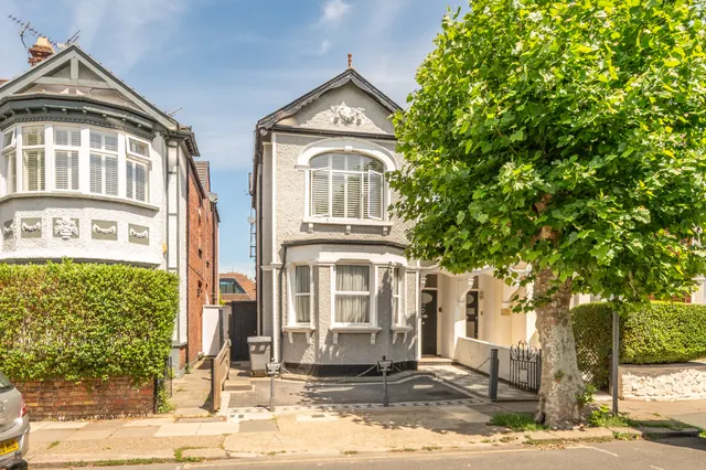 102 Melrose Avenue, London, photo 1