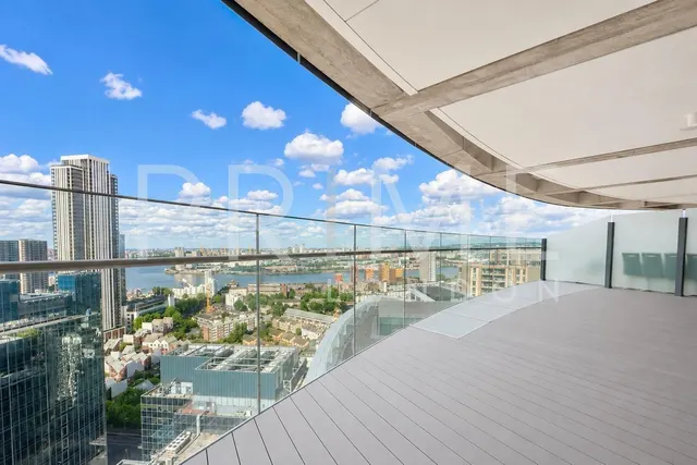 Crossharbour Plaza, Canary Wharf, E14, photo 3