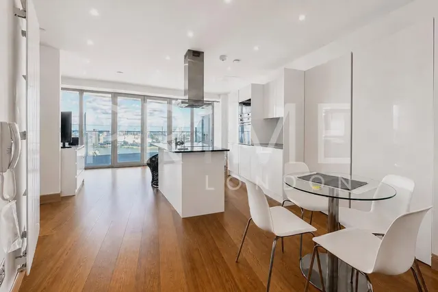 Crossharbour Plaza, Canary Wharf, E14, photo 2