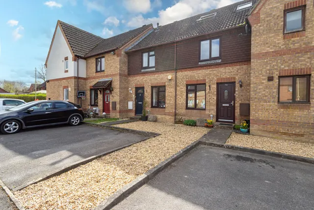 Hop Garden Road, Hook, RG27 9SU, photo 1