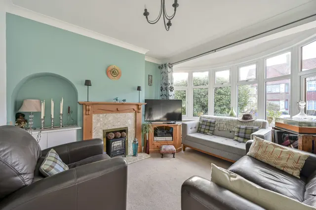 Photo 2 — 92 Worton Road, Isleworth