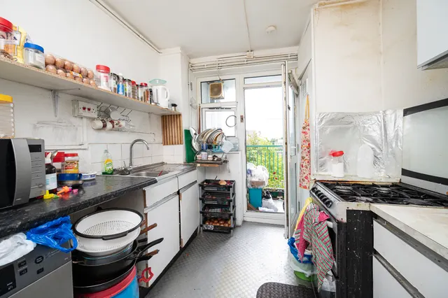 Photo 2 — 32 Biscay House, Mile End Road, London