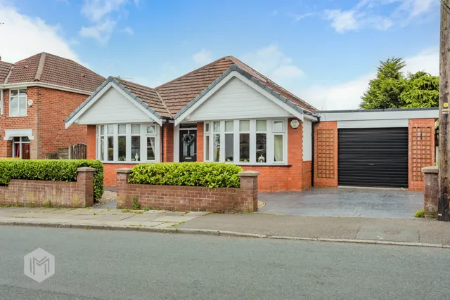Mile Lane, Bury, BL8 2DS, photo 1