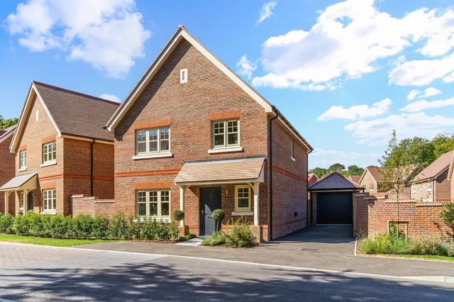 Headley Chase, Epsom, Kt18, photo 1