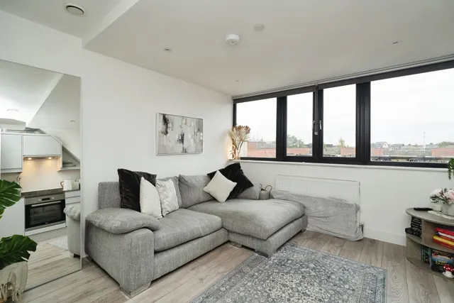High Street, Leatherhead, KT22, photo 2