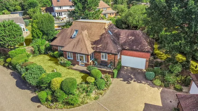 Sandy Croft, Birchfield Grove, Ewell, KT17 3DP, photo 1
