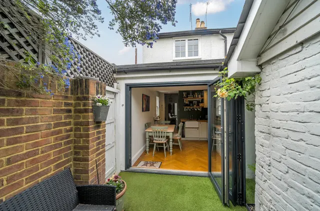 Mead Lane, Farnham, GU9, photo 1