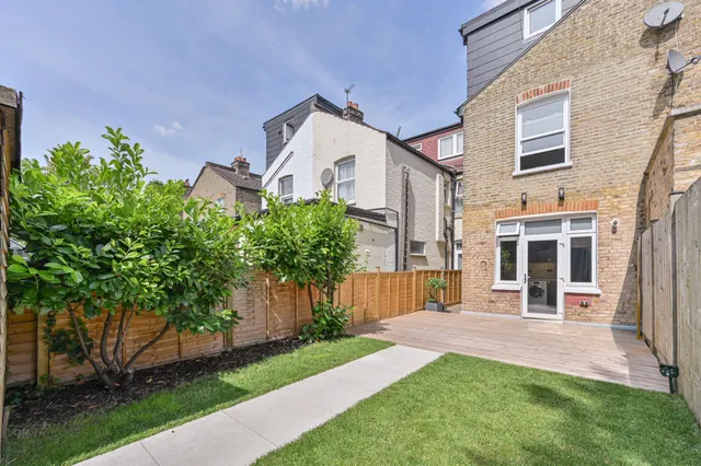 28 Plough Lane, London, photo 1