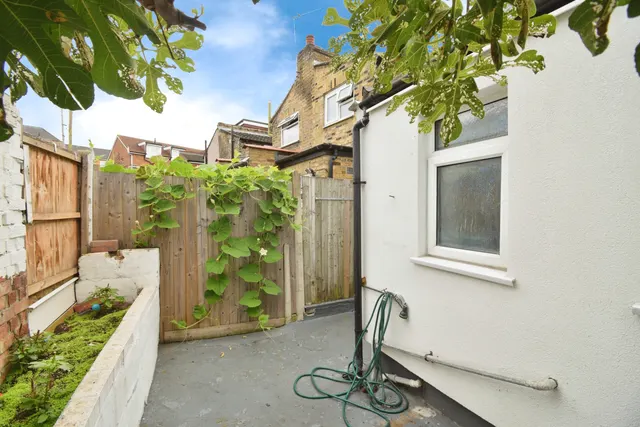 Fentons Avenue, London, E13, photo 2