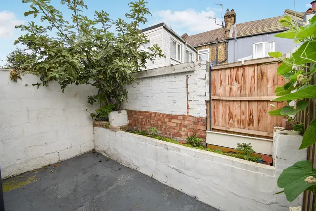 Fentons Avenue, London, E13, photo 3