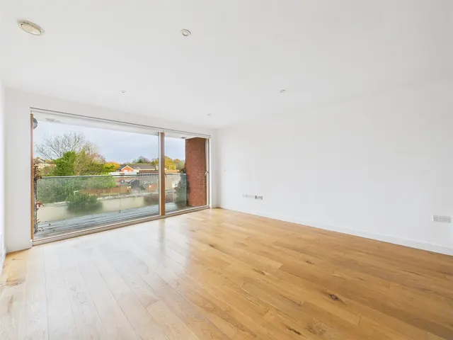 Crown Apartments, 45 Westholme Gardens, Ruislip, HA4 8QH, photo 1