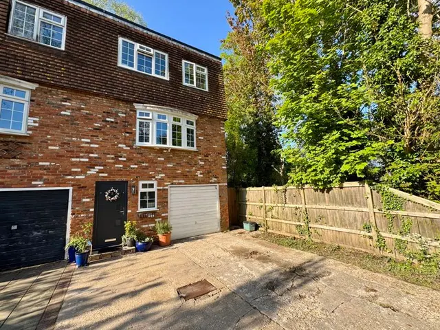 Fieldhead Gardens, Bourne End SL8 5RN, photo 1