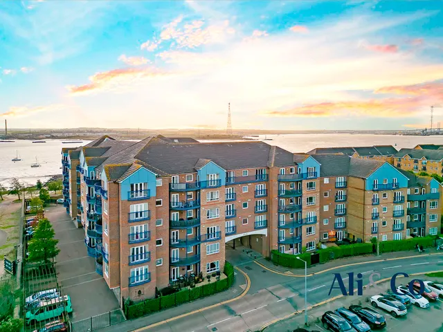Argent Court, Grays, Essex, RM17 6QT, photo 1
