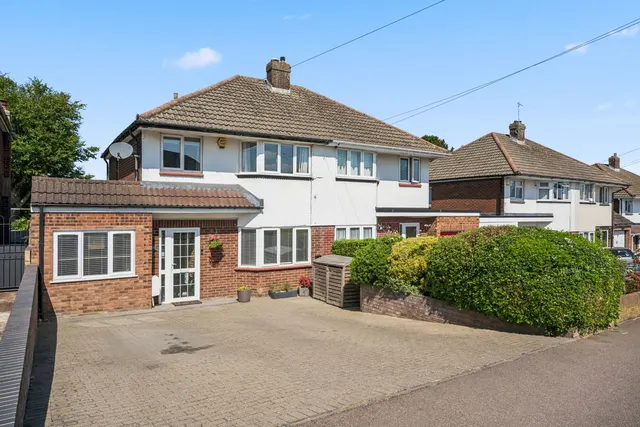 3 bedroom house — Canesworde Road, Dunstable, LU6 3JL