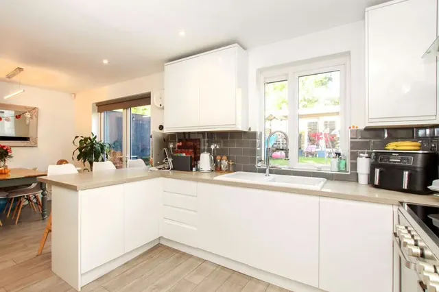 Photo 2 — Oliver Close, Park Street, St. Albans, Hertfordshire, AL2 2NA