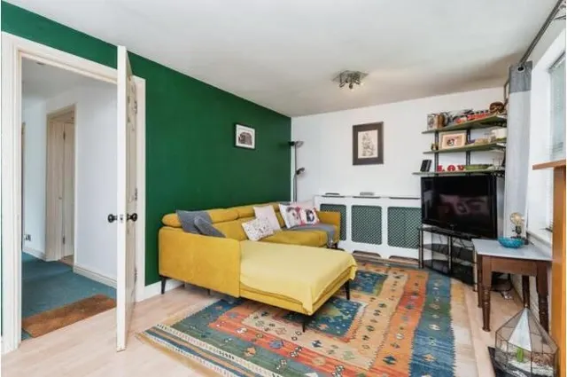 Photo 2 — 25 Spa Road, Gloucester