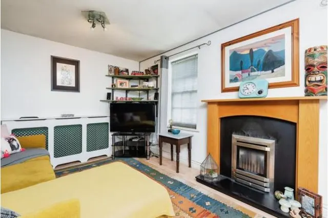 Photo 3 — 25 Spa Road, Gloucester