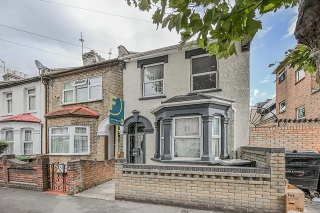2 Latimer Avenue, London, photo 1